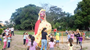 Boneca Catarina de Ivaldo Melo no Projeto LINCE no Parque Raul Seixas em 25 04 2015(6)